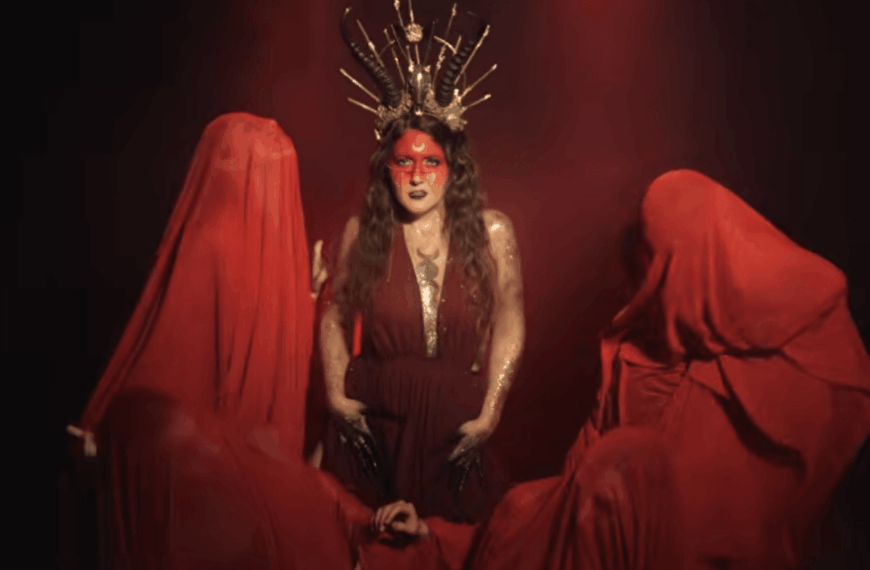 Mané dans son clip The Godess in the Room